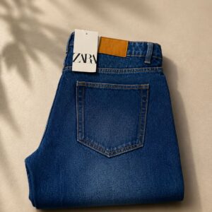 zara jeansجينز zara بقصة مستقيمة ولمسة دنيم فاخرة لون أزرق غامق بتفاصيل ناعمة تناسب الإطلالات اليومية والكاجوال الراقية. خامة مريحة وثابتة مع تصميم يمنحك ستايل مرتب وانسيابي. * المقاس: 34 * الطول: 110 * straight cut denim * limited piece
